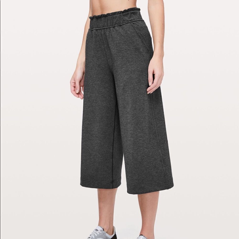 New LULULEMON Hello Sunday Crop Mod Black Gray 6